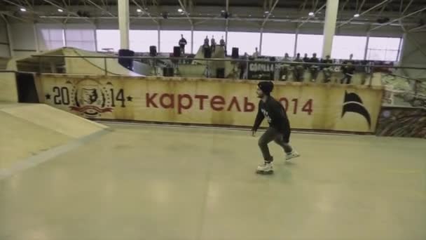KRASNOYARSK, RUSIA - 15 DE MARZO DE 2014: El patinador hace makio en el trampolín. Truco extremo. Competición en skatepark. Concurso — Vídeo de stock