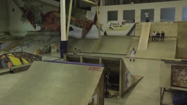 Krasnojarsk, Rusland-15 maart 2014: Roller Skater maken 360 flip in lucht. Springplank. Extreme truc. Competitie in het Skatepark. — Stockvideo