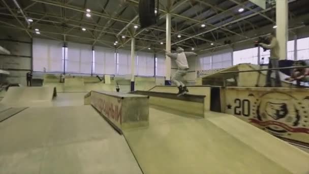 Krasnojarsk, russland - 15. März 2014: Rollschuhfahrer schleifen auf einem Fuß am Zaun. Sprungbrett. Extremer Trick. Wettbewerb im Skatepark. — Stockvideo