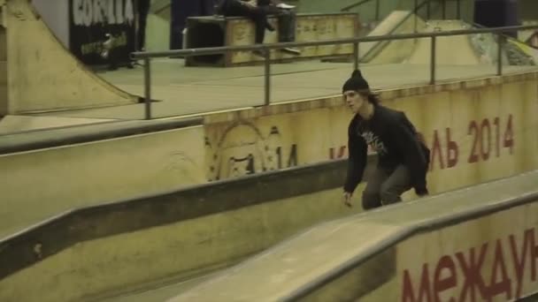 Krasnoyarsk, Oroszország-március 15, 2014: görkorcsolyázó grind a kerítésen egy lábbal. Ugródeszka. Extrém trükk. Verseny Skatepark — Stock videók