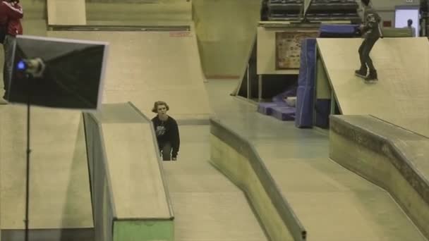 KRASNOYARSK, RUSIA - 15 DE MARZO DE 2014: Rodillo skater moler en la valla. Un trampolín. Truco extremo. Competición en skatepark. Camarógrafo — Vídeo de stock