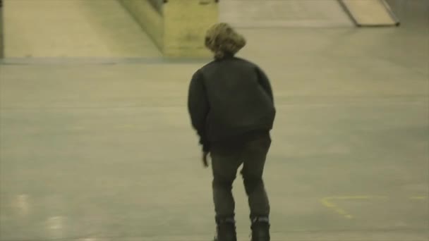 Krasnoyarsk, Oroszország-március 15, 2014: görgős korcsolyázó a kerítésen kereszt lábakkal. Ugródeszka. Extrém trükk. Verseny Skatepark — Stock videók