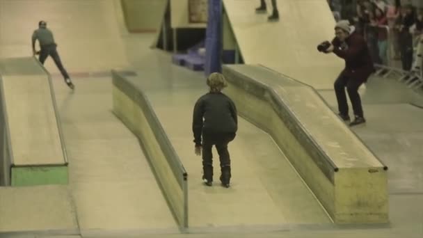 KRASNOYARSK, RUSSIE - 15 MARS 2014 : Roller skater roll on fence, up one foot. Un tremplin. Extrême astuce. Compétition en skatepark — Video