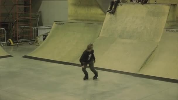 KRASNOYARSK, RUSIA - 15 DE MARZO DE 2014: Rollo de patinador sobre trampolín, luego de otra manera. Deporte extremo. Competencia en skatepark — Vídeo de stock