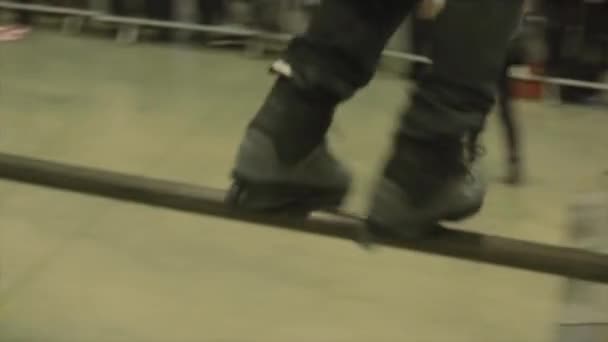 Krasnojarsk, Rusko-15. března 2014: bruslař, který se otáčí a zatáčká. Springboard. Nebezpečný trik. Soutěž na skateparku — Stock video