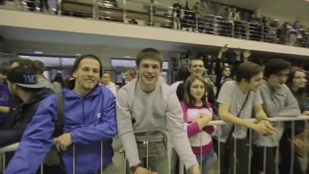 Krasnoyarsk, Oroszország - március 15-én 2014: Közönség hullám görkorcsolyások kezet. Taps. A verseny skatepark. Plakátok — Stock videók