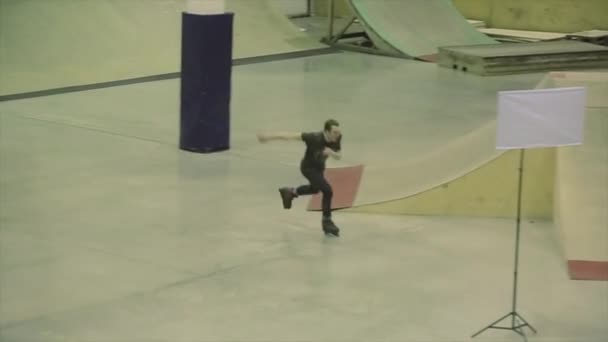 KRASNOYARSK, RUSSIE - 15 MARS 2014 : Le patineur à roulettes saute, attrape le pied dans les airs. Un tremplin. Extrême. Compétition au skatepark. Les gens — Video