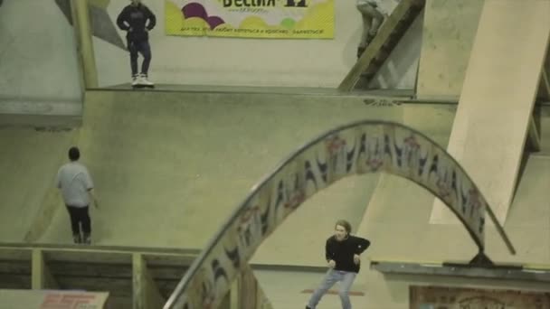 KRASNOYARSK, RUSSIE - 15 MARS 2014 : Le patineur à roulettes tourne trois fois dans les airs, attrape le pied. Échec. Extrême. Compétition en skatepark — Video