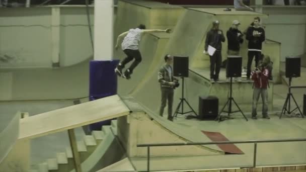 KRASNOYARSK, RUSIA - 15 DE MARZO DE 2014: Patinador dos veces volteado en el aire. Triturar la valla. Derrama. Competencia en skatepark . — Vídeo de stock