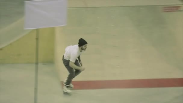 KRASNOYARSK, RUSIA - 15 DE MARZO DE 2014: Patinador dos veces volteado en el aire. Triturar la valla con un pie. Competencia en skatepark . — Vídeos de Stock