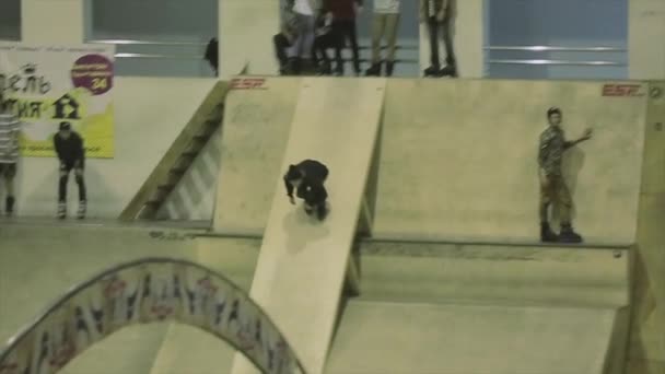 Krasnojarsk, Rusko-15. března 2014: kolečkové bruslař na vertikální odrazový můstek, zrychlení, 540, přechytit nohu. Soutěž. Skatepark — Stock video