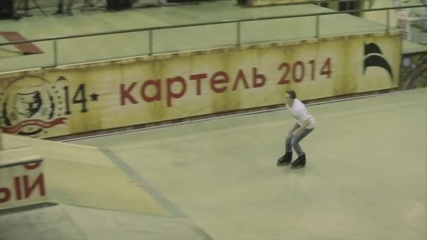 KRASNOYARSK, RUSSIA - MARCH 15, 2014: Roller skater jump on fence, falling. Springboard. Extreme. Cameraman. Competition in skatepark. — Stock Video
