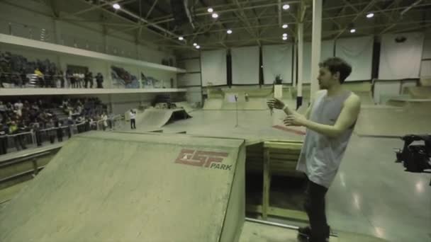 Krasnojarsk, Rusko-15. březen 2014: člověk dává interview na soutěž na skateparku. Jezdím bruslař. Springboard. Extrémní. Lidé. — Stock video