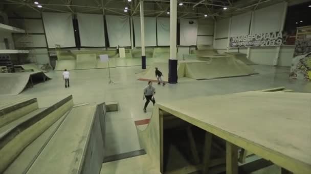 KRASNOYARSK, RÚSSIA - Março 15, 2014: Patinador de rolo fazer salto falhou no trampolim. Passatempo extremo. Competição no parque de skate. Pessoas — Vídeo de Stock