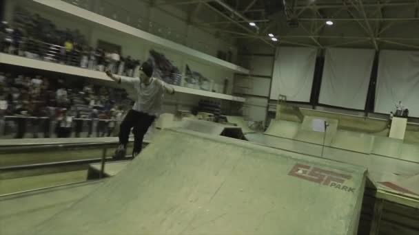 KRASNOYARSK, RUSIA - 15 DE MARZO DE 2014: Patinador de patinaje con sombrero en la valla. Salta. Un hobby extremo. Competición en skatepark. Público — Vídeos de Stock