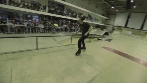 Krasnojarsk, Rusko-15. března 2014: kolečkové bruslař skáčou z jednoho plotu na druhý. Ztrácíte rovnováhu. Výzva na skateparku. Extrémní hobby — Stock video