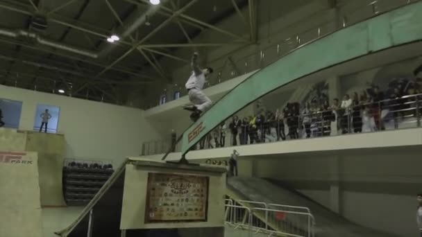 Krasnojarsk, Rusko-15. března 2014: bruslař na zakřivené klenby mezi pružnicových desek. Krod nohy. Trik. Soutěž na skateparku — Stock video