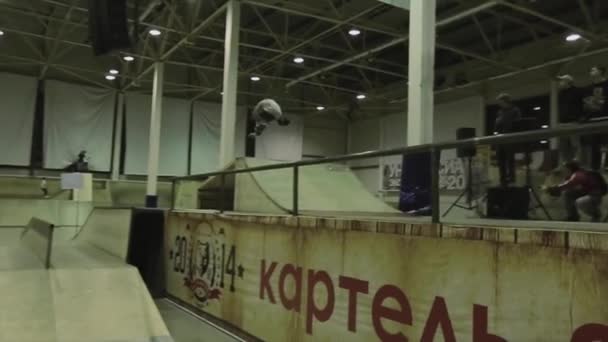 러시아 크라스노야르스크 - 2014년 3월 15일 : 롤러 스케이터가 360을 공중에서 뒤집어 울타리에 미끄러. 도약 판. 스포츠. 스케이트파크 대회 — 비디오
