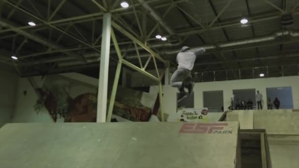 Krasnojarsk, Rusko-15. března 2014: bruslař dělá 540 ve vzduchu. Springboard. Extrémní hobby. Soutěž na skateparku. Publikum — Stock video