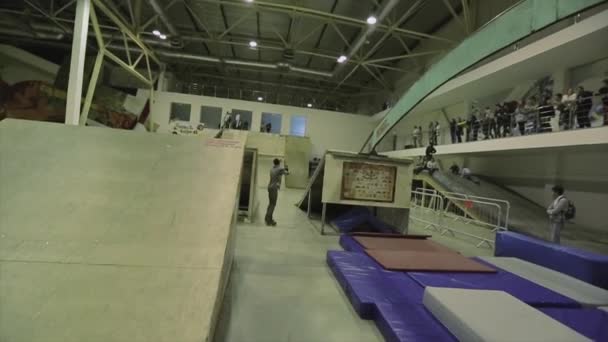 KRASNOYARSK, RÚSSIA - Março 15, 2014: Patinador de rolo moer no arco curvo entre trampolim. Perder equilíbrio, falhar. Competição no parque de skate — Vídeo de Stock