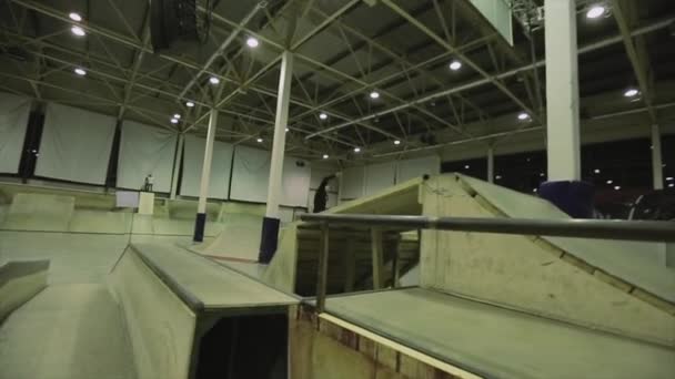 Krasnoyarsk, Oroszország-március 15, 2014: görkorcsolyázó, hogy 360 flip, érintse meg a lábát a levegőben. Ugródeszka. Extrém hobbi. Verseny Skatepark — Stock videók