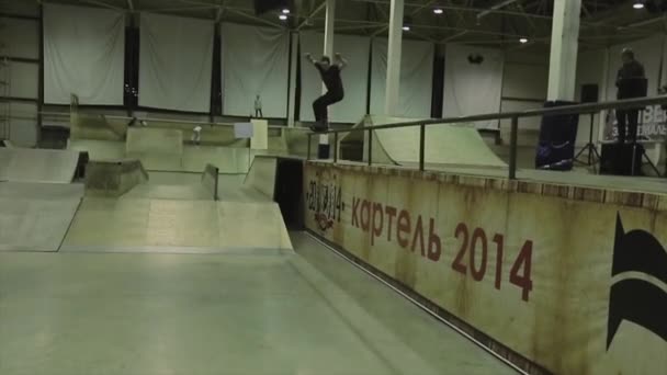 Krasnoyarsk, Oroszország-március 15, 2014: görkorcsolyázó lovagolni a kerítésen, fordítsa meg Jump. Extrém hobbi. Verseny skatepark. Sokan — Stock videók