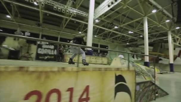 Krasnoyarsk, Oroszország-március 15, 2014: görkorcsolyázó folytatásban, flip a levegőben, lovagolni a kerítés és a nem. Extrém hobbi. Verseny Skatepark. — Stock videók