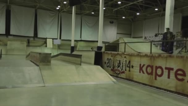 Krasnoyarsk, Oroszország-március 15, 2014: görgős korcsolyázó a levegőben, ugorj a kerítésen. Hiányában. Extrém kaszkadőr. Verseny Skatepark — Stock videók