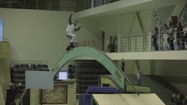 Krasnoyarsk, russland - 15. März 2014: Rollschuhläufer mit Go-Pro in Kopfrolle auf Bogen zwischen Sprungbrettern. Wettbewerb im Skatepark — Stockvideo