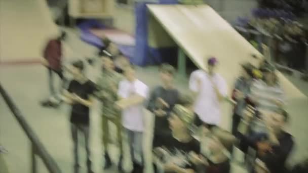 Красноярськ, Росія - 15 березня 2014 року: фігурист ролика в капелюсі отримати диплом на сцені на конкурс в скейтпарк. Люди аплодувати. Переможець. — стокове відео
