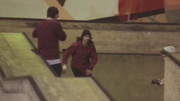 KRASNOYARSK, RUSIA - 15 DE MARZO DE 2014: Varios camarógrafos lanzan patinadores en la parte posterior de la camisa en el trampolín. Competencia en skatepark — Vídeos de Stock