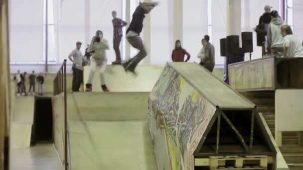 KRASNOYARSK, RUSSIE - 15 MARS 2014 : Le patineur à roulettes saute sur le tremplin. Glissez avec les pieds croisés. Échec. Compétition en skatepark . — Video