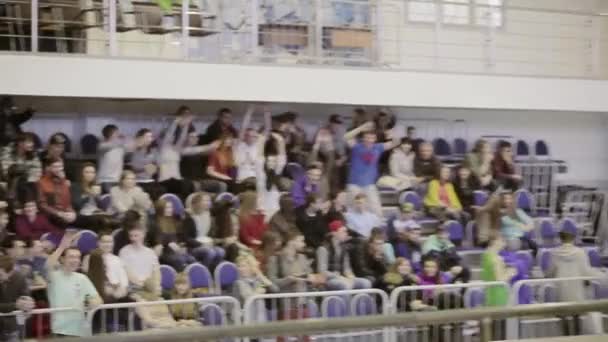 KRASNOYARSK, RÚSSIA - 15 de março de 2014: A vista na audiência faz onda no tribuno na competição no parque de skate. Cameraman. Atrás da vedação. Multidões . — Vídeo de Stock