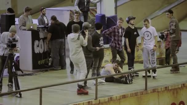 KRASNOYARSK, RÚSSIA - Março 15, 2014: Ver em muitos jovens patinadores permanecem no palco em competição no skatepark. Anfitrião com microfone — Vídeo de Stock