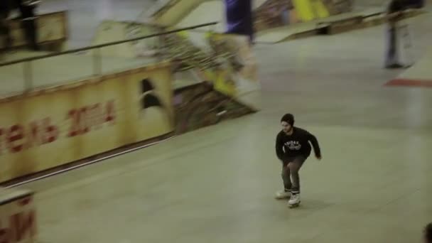 KRASNOYARSK, RÚSSIA - Março 15, 2014: Jovem patinador acelerar, saltar no trampolim. Cameraman. Competição no parque de skate. Pessoas — Vídeo de Stock