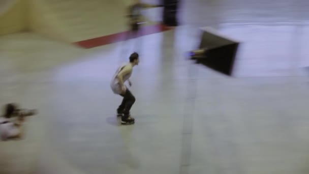 Krasnojarsk, Rusland-15 maart 2014: jonge Roller Skater slip op hek, make Flip. Cameraman. Publiek. Competitie in het Skatepark — Stockvideo