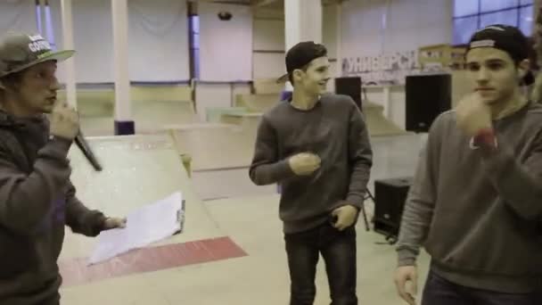 Κρασνογιάρσκ, Ρωσία - Μάρτιος 15, 2014: Νέοι υποδοχής στο καπάκι μιλάει στο μικρόφωνο. Κυλίνδρου skaters χαιρετάνε κεκλεισμένων των θυρών. Ανταγωνισμό στο skatepark — Αρχείο Βίντεο