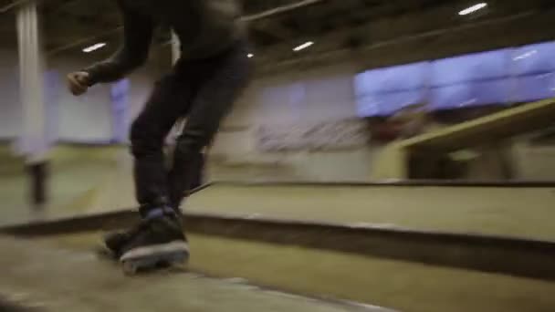 KRASNOYARSK, RUSIA - 15 DE MARZO DE 2014: Patinador deslizante sobre valla con los pies cruzados delante de la cámara. Gente. Competencia en skatepark . — Vídeos de Stock