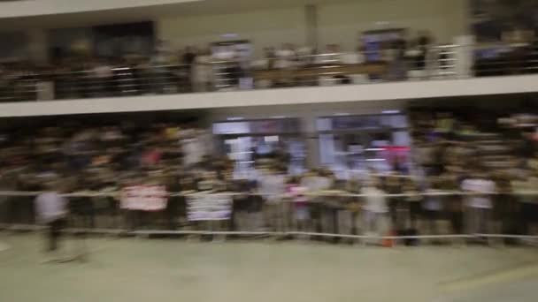 КРАСНОЯРСК, РОССИЯ - 15 МАРТА 2014: Руки аудитории машут, плакат на трибунах по вызову в скейтпарке. Ведущий говорит в микрофоне на сцене — стоковое видео