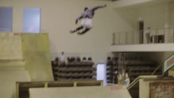 KRASNOYARSK, RUSIA - 15 DE MARZO DE 2014: Patinador de salto alto, 360 volteretas, agarre. Rodar en la valla, perder el equilibrio. Competencia en skatepark . — Vídeos de Stock