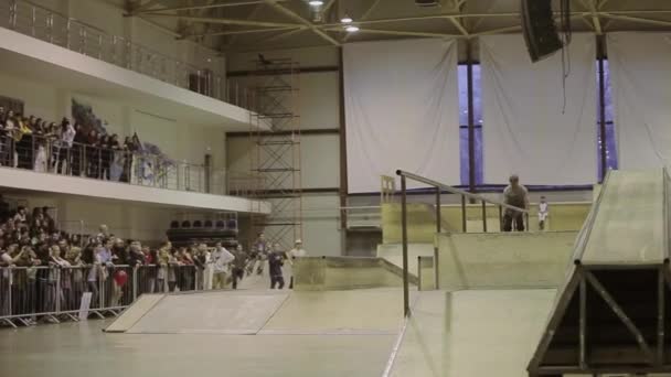 KRASNOYARSK, RUSIA - 15 DE MARZO DE 2014: Patinador deslizante en la valla, dar la vuelta varias veces. Público. Competición en skatepark. Truco duro — Vídeos de Stock