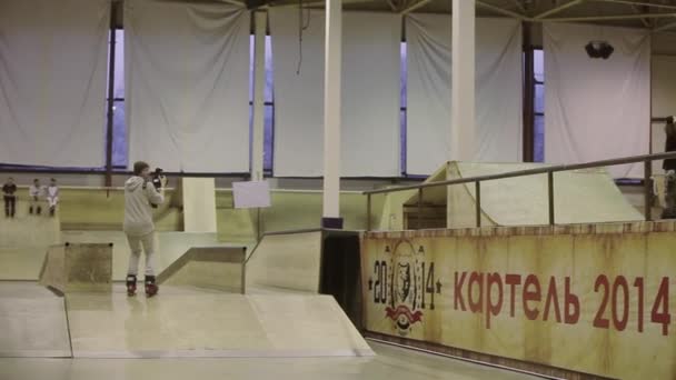 KRASNOYARSK, RUSIA - 15 DE MARZO DE 2014: Patinador deslizante en la valla, voltear, perder el equilibrio. Camarógrafo. Competición en skatepark. Stunt. — Vídeos de Stock