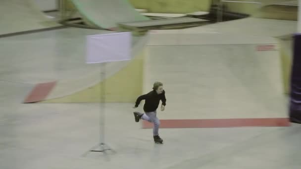 KRASNOYARSK, RÚSSIA - Março 15, 2014: Passeio de patinador em alta velocidade. Cameraman. Competição extrema no parque de skate. Acrobacias duras — Vídeo de Stock