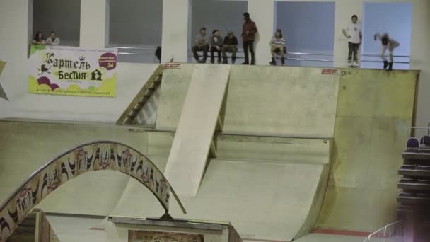 KRASNOYARSK, RUSSIA - MARCH 15, 2014: Roller skater slide from vertical springboard, roll on arch. People. Extreme competition in skatepark — Stock Video