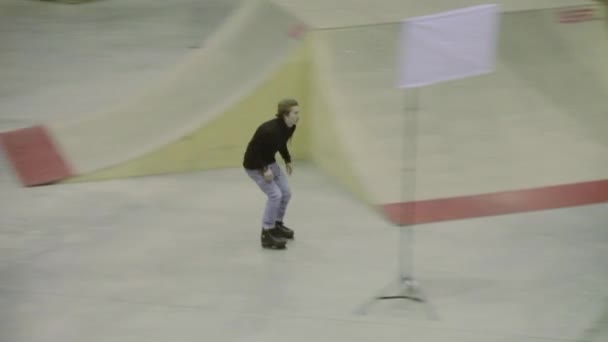 KRASNOYARSK, RUSIA - 15 DE MARZO DE 2014: Rodillo de patinador en la valla, saltar, voltear. Camarógrafo. Competencia extrema en skatepark. Stunt. — Vídeo de stock