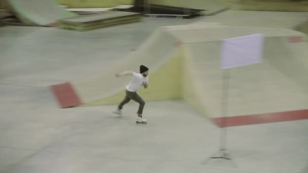 KRASNOYARSK, RUSSIA - MARCH 15, 2014: Roller skater make extreme flip, get spill. Cameraman. Competition in skatepark. High speed. Stunt — Stock Video