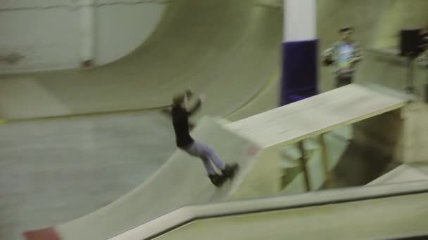 KRASNOYARSK, RUSIA - 15 DE MARZO DE 2014: Salto del patinador sobre ruedas, agarre el pie en el aire. Cabalga en la valla, cayó sobre el estómago. Competencia en skatepark . — Vídeos de Stock