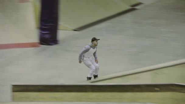 KRASNOYARSK, RÚSSIA - Março 15, 2014: Passeio de patinador em cerca, fazer truques, cair de joelhos. Competição no parque de skate. Cameraman — Vídeo de Stock