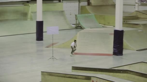 KRASNOYARSK, RUSSIA - MARCH 15, 2014: Roller skater make high jump several flips in air. Audience. Competition in skatepark. High speed — Stock Video