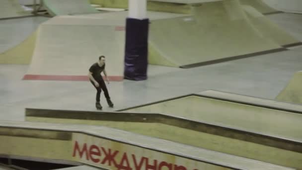 러시아 크라스노야르스크 - 2014년 3월 15일: 롤러 스케이터가 울타리에 미끄러져 뒤집습니다. 스케이트 파크에서 경쟁. 카메라맨 촬영. 익스트림 스포츠 — 비디오